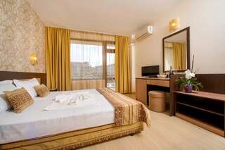 Отель Hotel Iris Несебр Двухместный номер с 2 отдельными кроватями и балконом-2