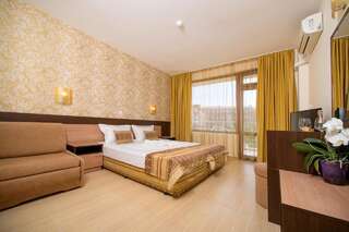 Отель Hotel Iris Несебр Двухместный номер с 2 отдельными кроватями и балконом-4