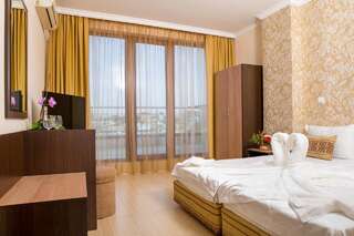 Отель Hotel Iris Несебр Люкс с 1 спальней и балконом (для 4 взрослых)-2